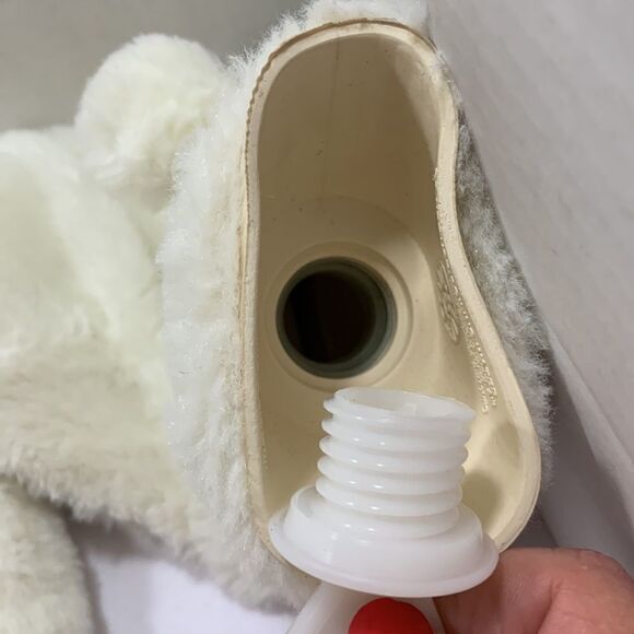 Hot water rubber bag for pain relief covered in a soft white faux fur - Picture 4 of 5